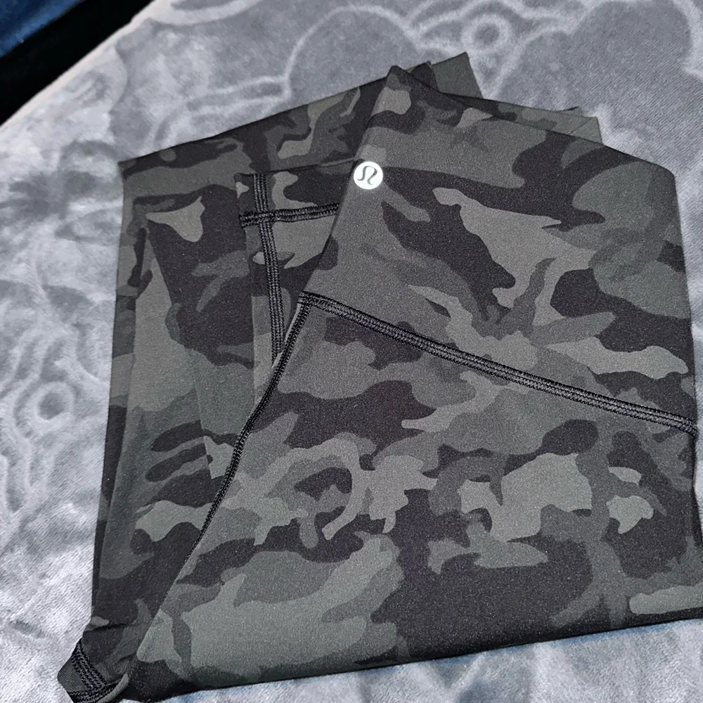 Size 6 Camo Lululemon Align Legging 28" - Picture 7 of 8